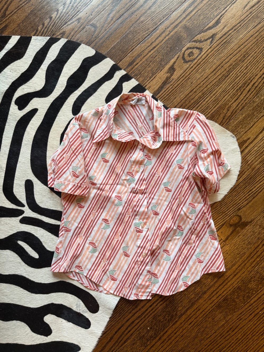 Vintage 1980s Pink & White Striped Short-Sleeve Button-Down with Shell Motif